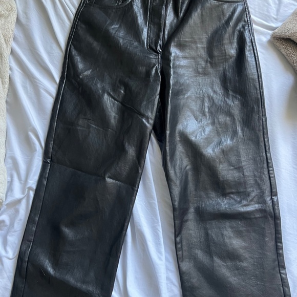 Melina let her pants - Picture 2 of 2